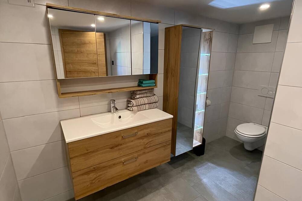 Ganze Wohnung, Gemütliche Souterrain-Wohnung mit großzügigem Wohnzimmer und grünem Außenbereich in Wernberg-Köblitz, Naturpark Oberpfälzer Wald