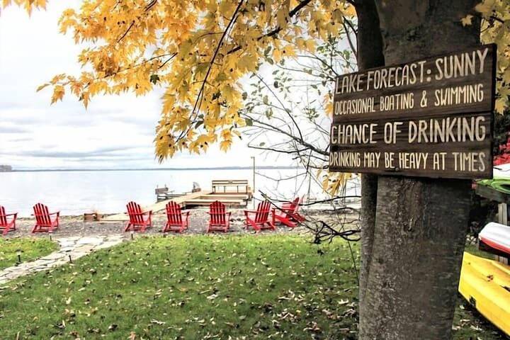 Vacation rental for 10 people, with hot tub and yard as well as balcony in Seneca Lake