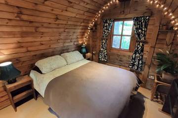 Log Cabin for 2 People in Cornwall, South West England, Photo 1