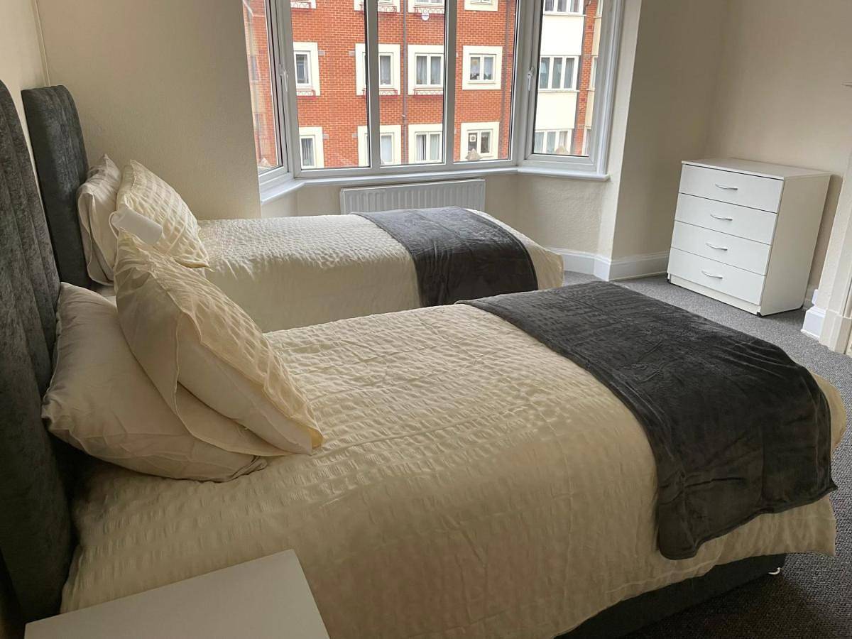 Entire apartment, Large 4 Bedroom Sleeps 8, Spacious Apartment for Contractors and Holidays near Bedford Centre - 1 Free Parking Space & Free Wifi in Bedford