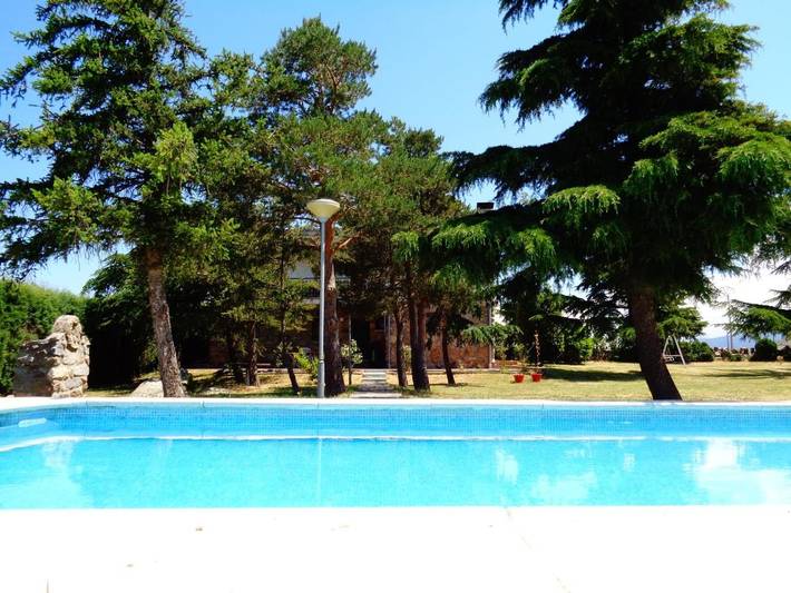 Apartamento para 11 personas, con Balcón y Terraza además de Jardín y Piscina en Otero de Herreros