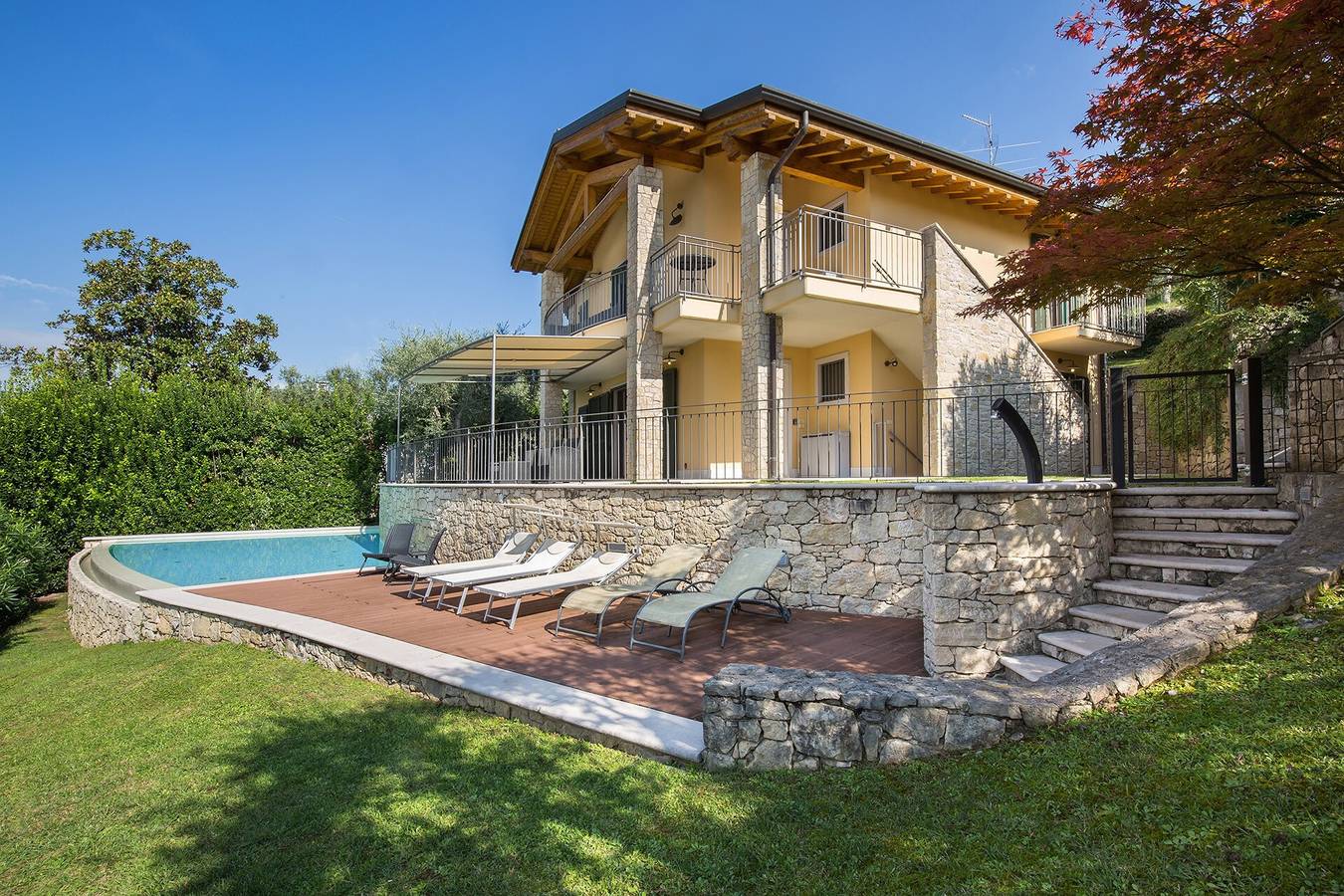 Villa Loncrino: Esclusiva Villa Vista Lago con Piscina Privata e Giardino a Torri del Benaco in Torri del Benaco, Prealpi Gardesane