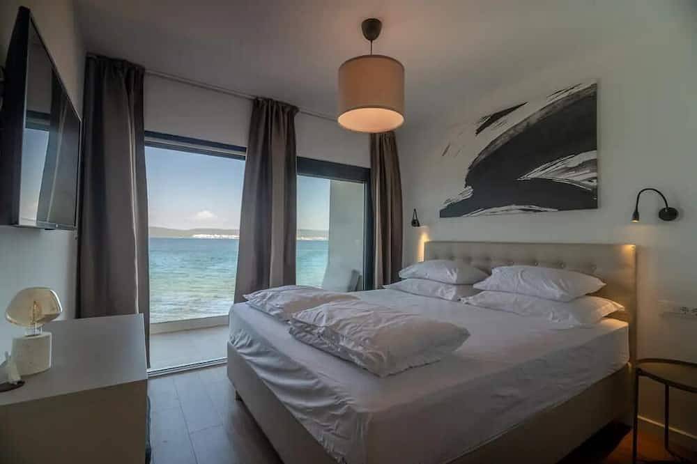 Luxury beachfront family villa. in Dobropoljana, Pasman