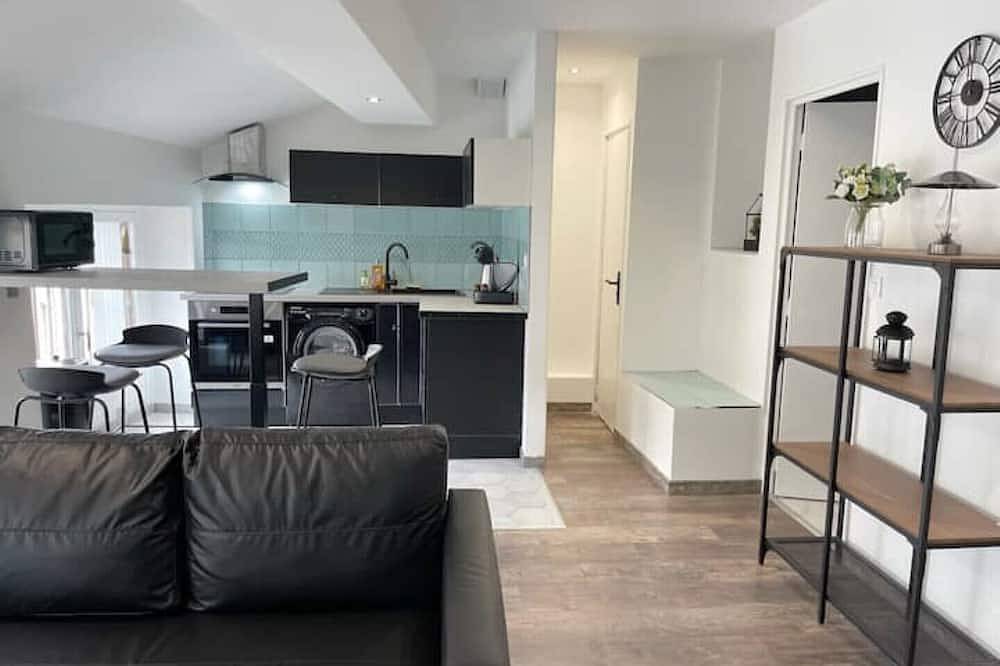 Appartement entier, 017 Chic & Cosy F2 53m2 Hypercentre Wifi Smart Tv Netflix in Saint-Étienne, Loire