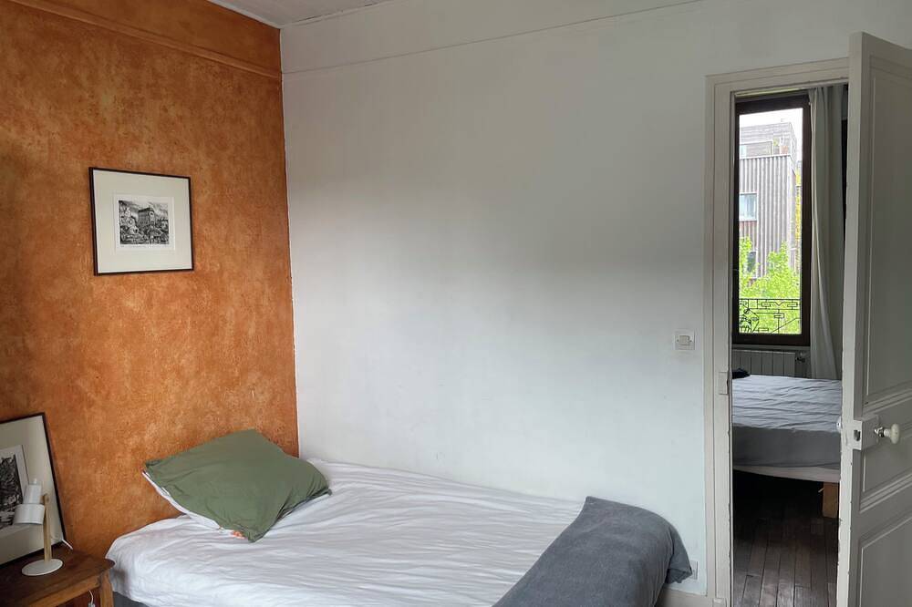 Large house with garden 2 steps from the metro. in Les Lilas, Seine-Saint-Denis