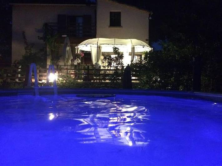 Location de vacances pour 4 personnes, avec vue et jardin ainsi que piscine et terrasse, animaux acceptés à Chandolas