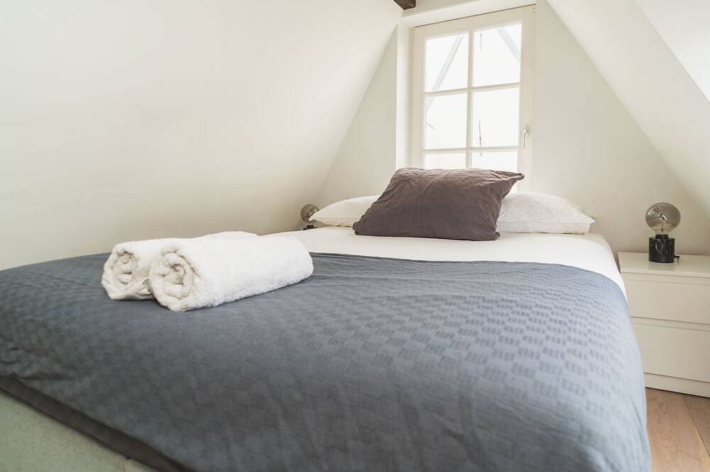 De achterkamer - Tiny and cosy attic in Jordaan, Dutch Coast