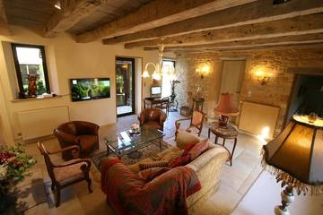 Gîte pour 8 personnes, avec jardin ainsi que piscine et balcon à Tamniès
