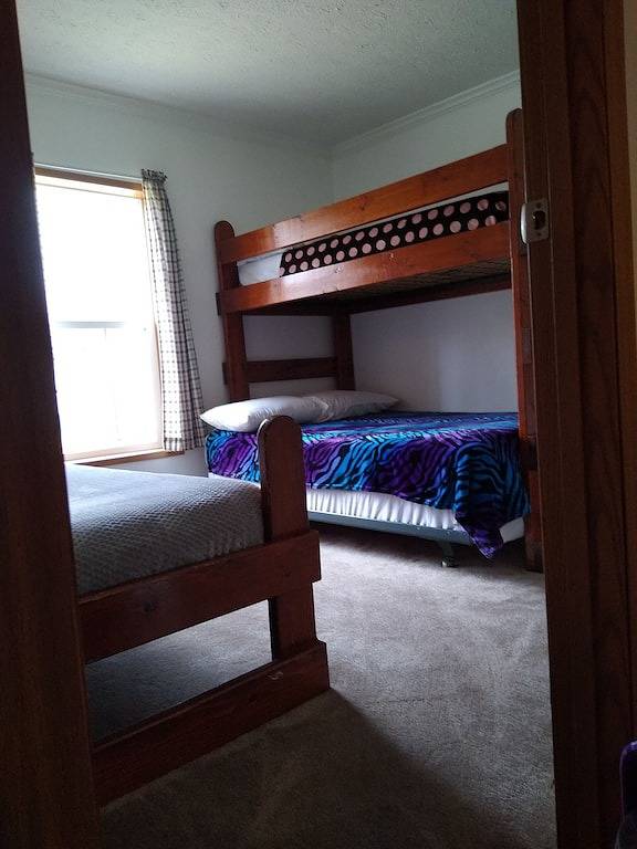 Vacation rental for 10 people, with terrace and yard in Silver Lake