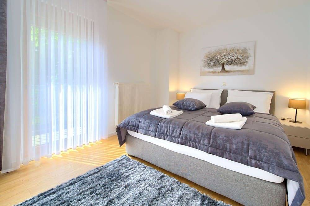 Beautiful private villa for 12 people with hot tub, Wifi, private pool, A/C, Tv and terrace in Sveti Juraj, Velebit Nature Park