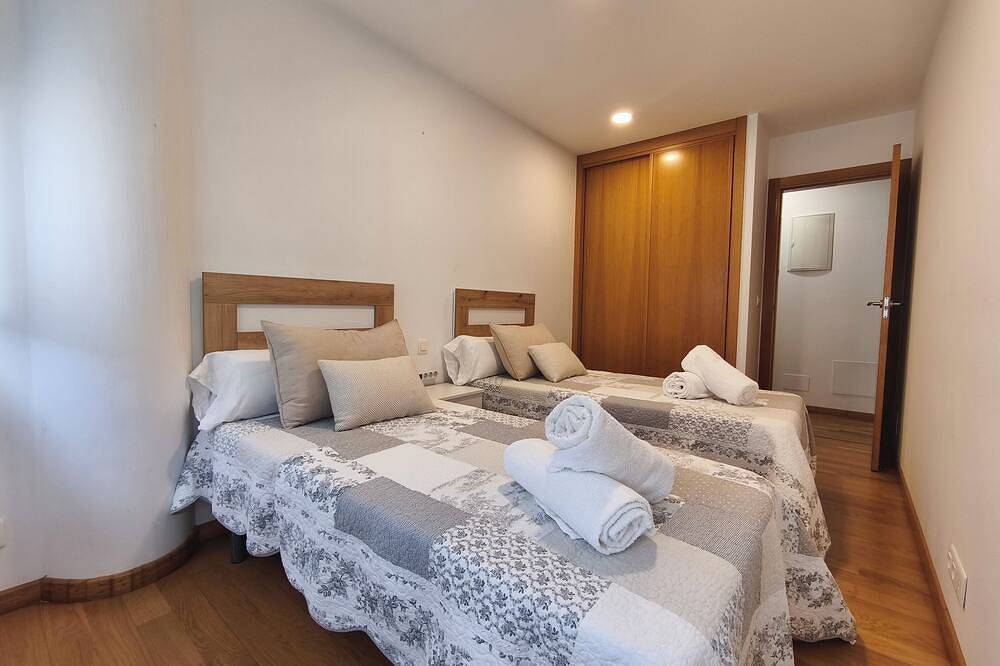 Entire apartment, Apartamento 1 min de la playa con vistas a la montaña in Cangas, Rías Baixas