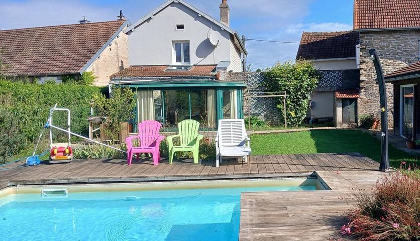 Maison de vacances pour 6 personnes, avec terrasse et piscine ainsi que vue et jardin, animaux acceptés
