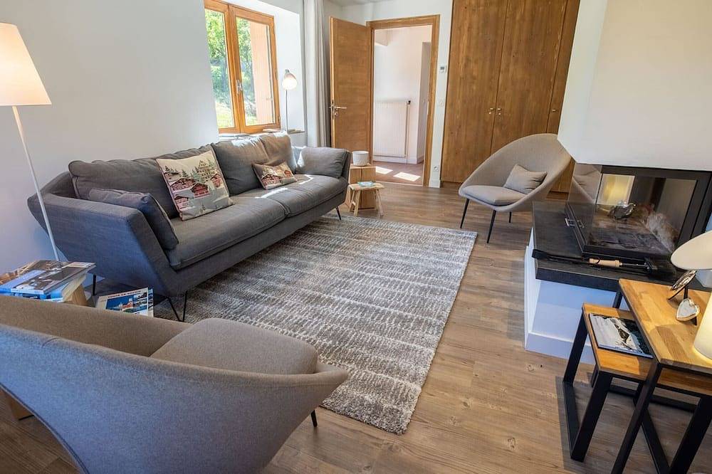 Renovated chalet with fireplace and covered parking in a quiet area in Les Allues, Les Trois Vallées