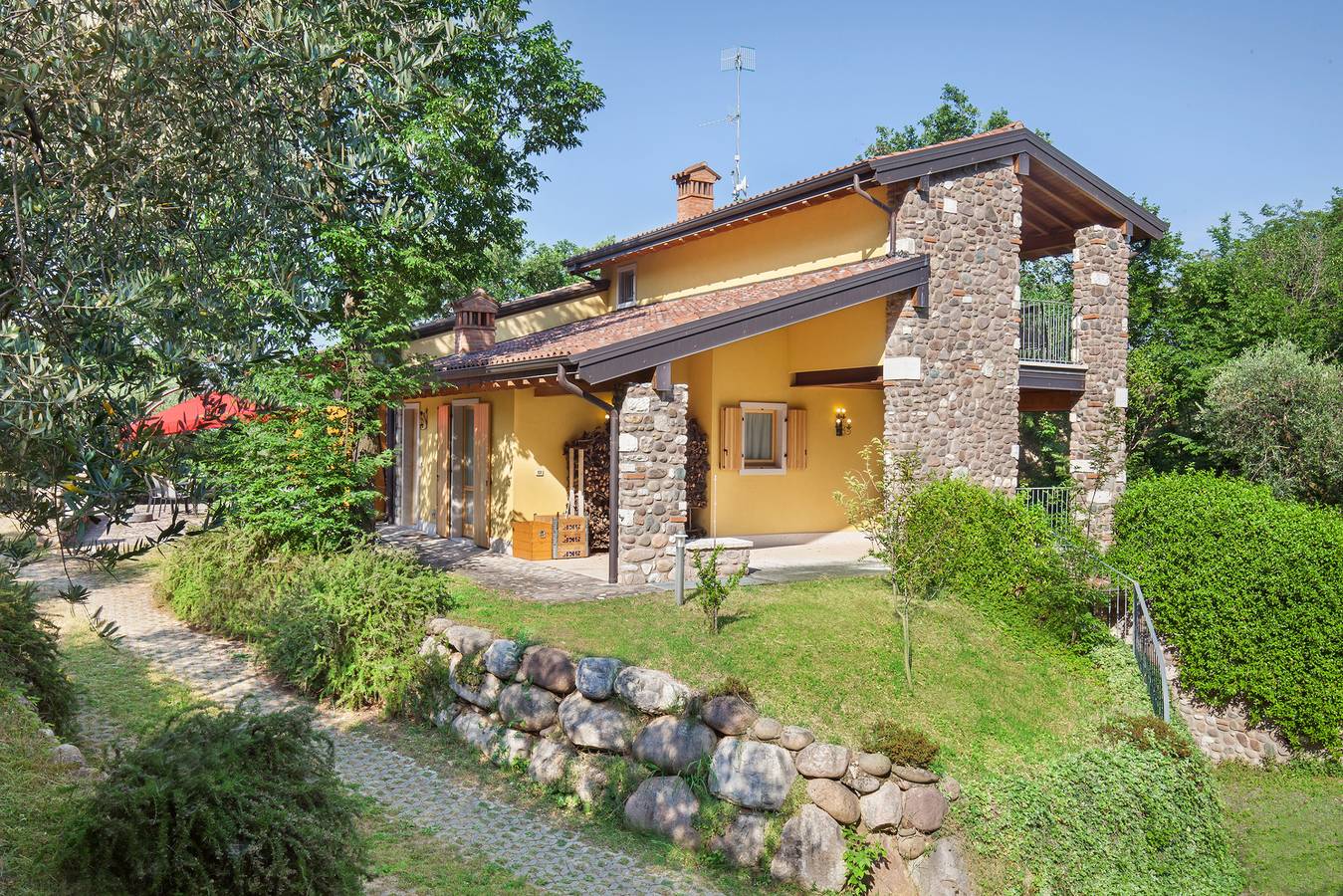 Casa del Bosco for 8 People in Bardolino, Garda-Fjellene