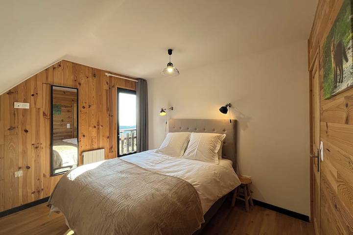 Large 4-Star Chalet at Balné ô Sancy in Chastreix-Sancy, Chastreix
