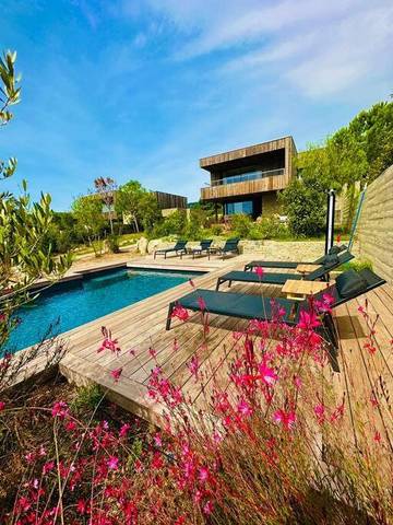 Cottage pour 8 personnes, avec terrasse et vue ainsi que piscine et jardin dans Plage de Fautea