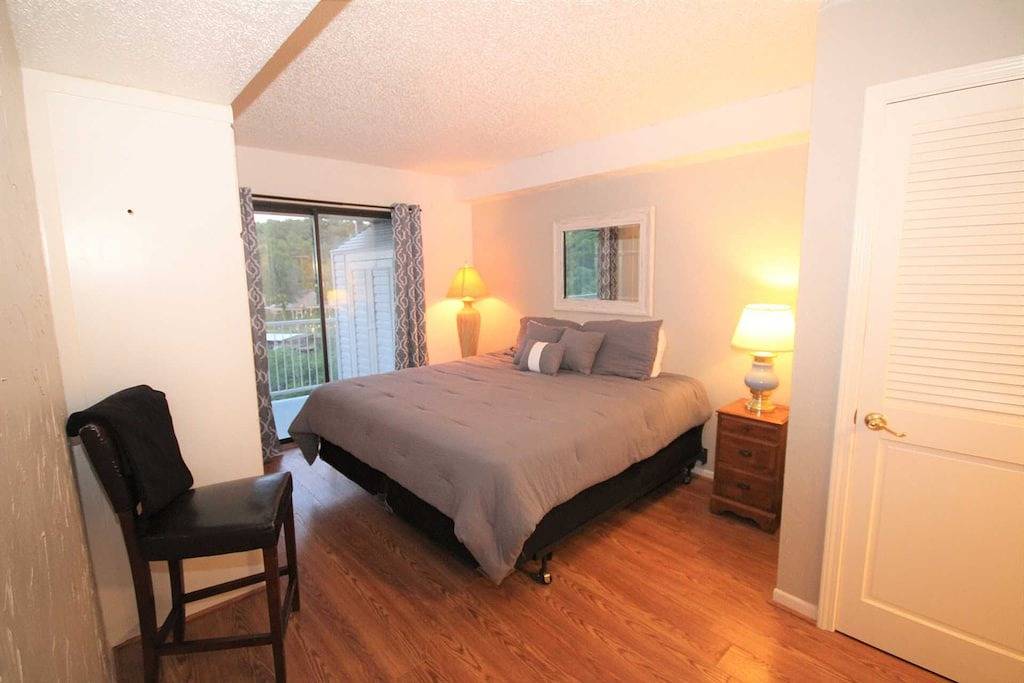Ganze Wohnung, Lakefront One Bedroom Condo - King Bed - Close to the Water - Minimal Steps in Osage Beach, Lake of the Ozarks