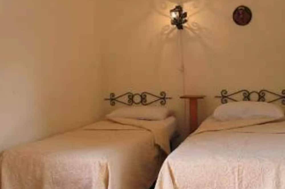 House in the greenery of a large citrus grove, private access to the beach.Relaxation and peace! in Rossano, Golf von Tarent