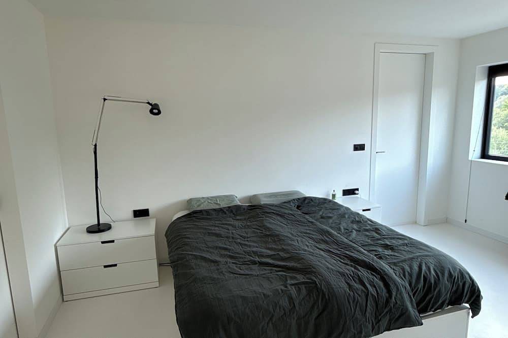Private Bed and bathroom in house in Huldenberg, Flämisch-Brabant