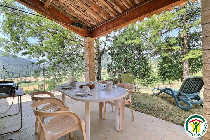 Gîte pour 4 personnes, avec piscine ainsi que terrasse et jardin