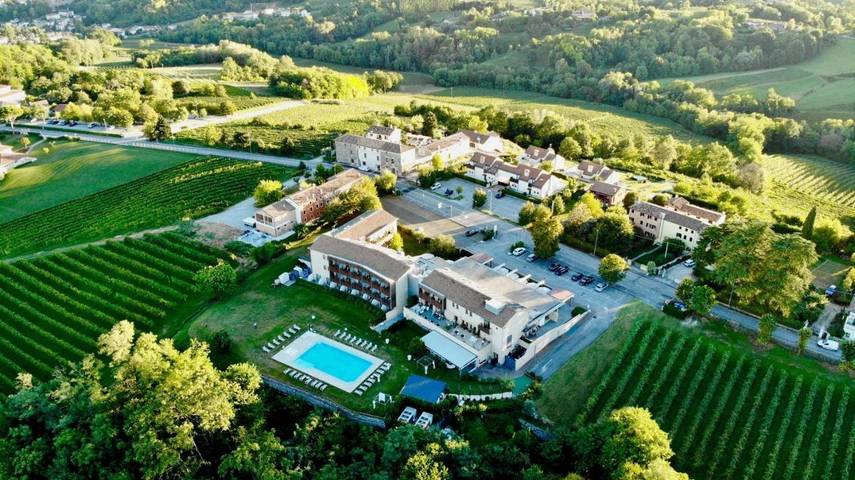 Appartamento per 3 persone, con Idromassaggio e Terrazza nonché Giardino e Piscina a Conegliano