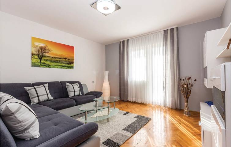 Apartment am Meer mit Pool, WLAN und Parkplatz – 1,5 km vom Strand entfernt in Novi Vinodolski, Primorje-Gorski Kotar
