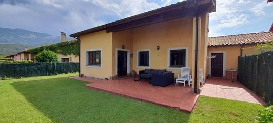 Chalet para 8 personas, con terraza además de piscina y jardín en Asturias