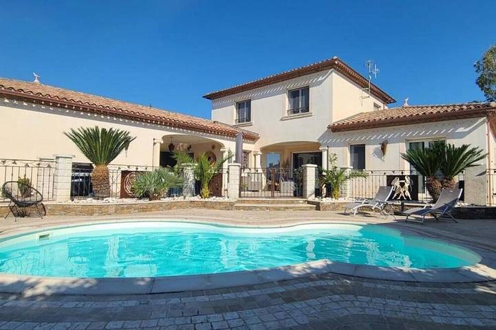 Gîte pour 10 personnes, avec terrasse et piscine à Puimisson
