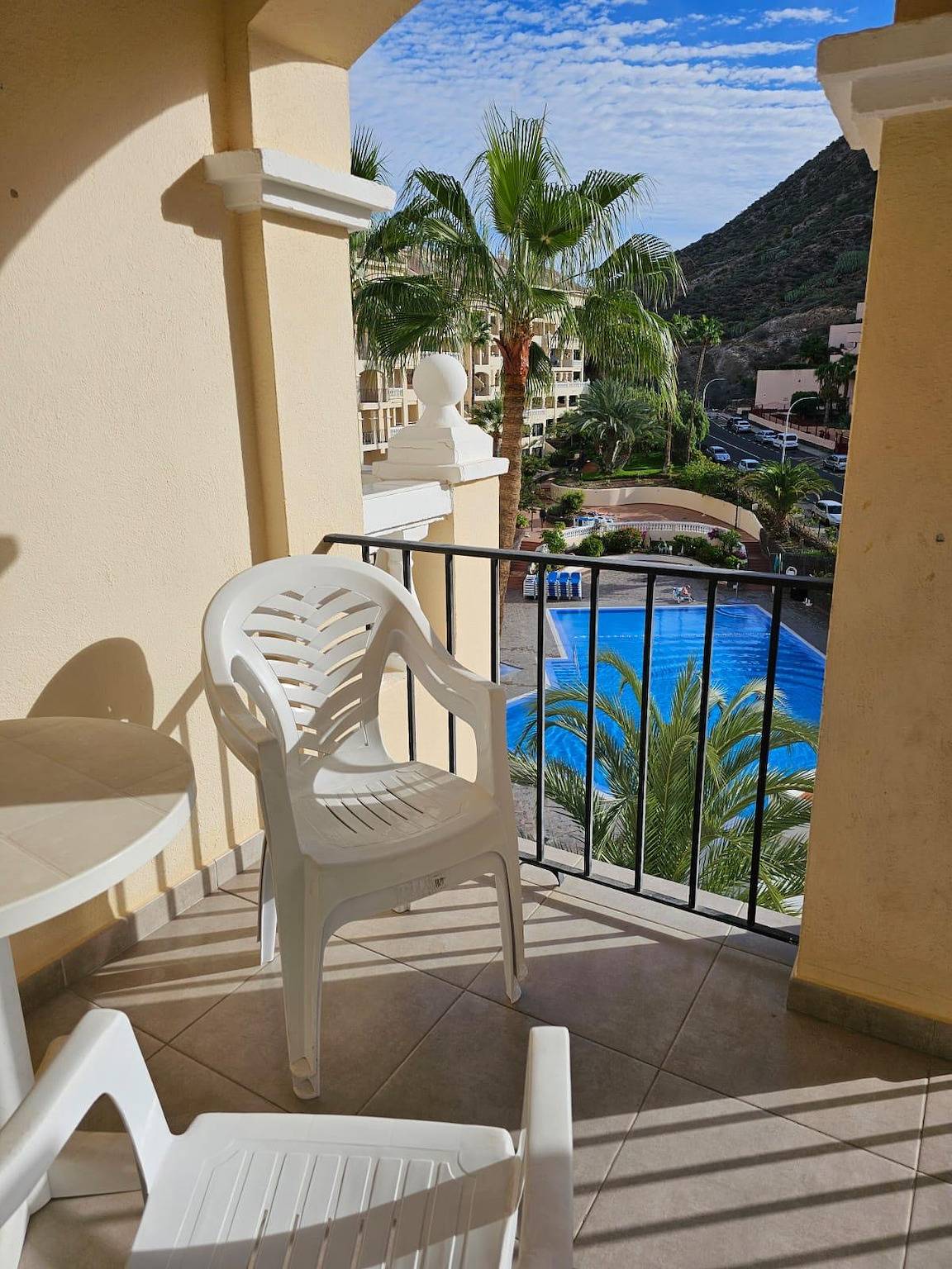 Ganzes Studio, The Poolside Haven: Azure Dreams in Los Cristianos, Arona