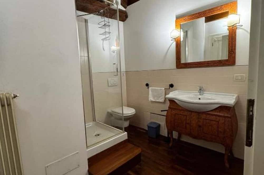 Room with private bath and gym near Bassano, parking included in Bassano del Grappa, Provincia de Vicenza