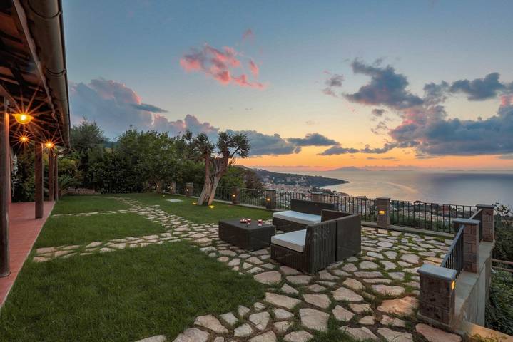 Villa for 6 people, with ocean view and pool as well as yard in Sorrento