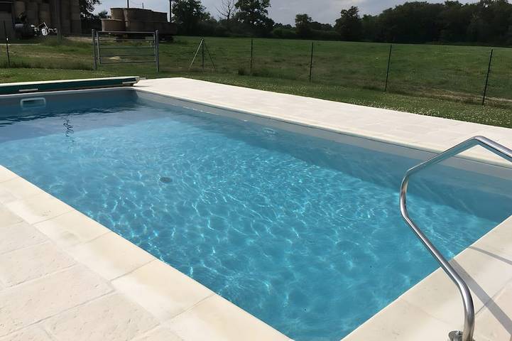 Location de vacances pour 5 personnes, avec piscine et jardin à Lathus-Saint-Rémy