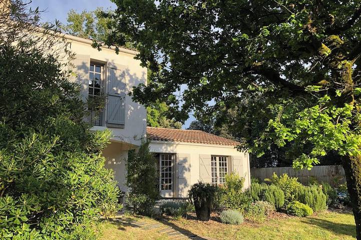 Villa pour 9 personnes, avec terrasse ainsi que jacuzzi et jardin