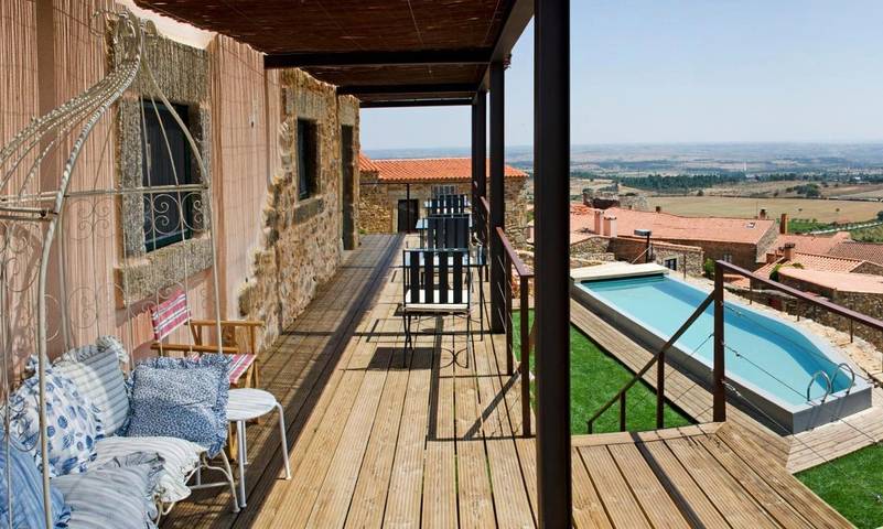 Maison de campagne pour 2 personnes, avec jardin et terrasse ainsi que piscine et vue dans Castelo Rodrigo