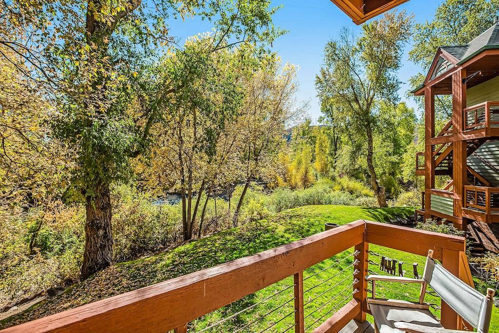Ganze Wohnung, Schöne Wohnung am Wasser mit modernem Interieur und einem gemütlichen Gaskamin in Basalt, Eagle County