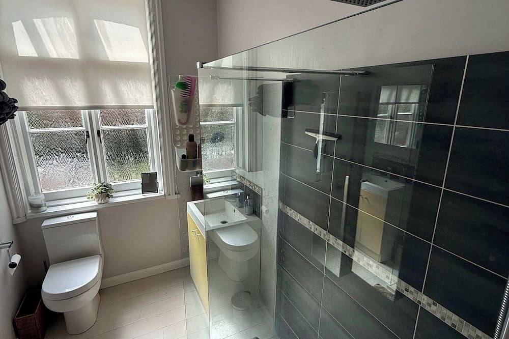 Entire apartment, Guildford Apartment with Free Parking & Garden in Guildford, Surrey