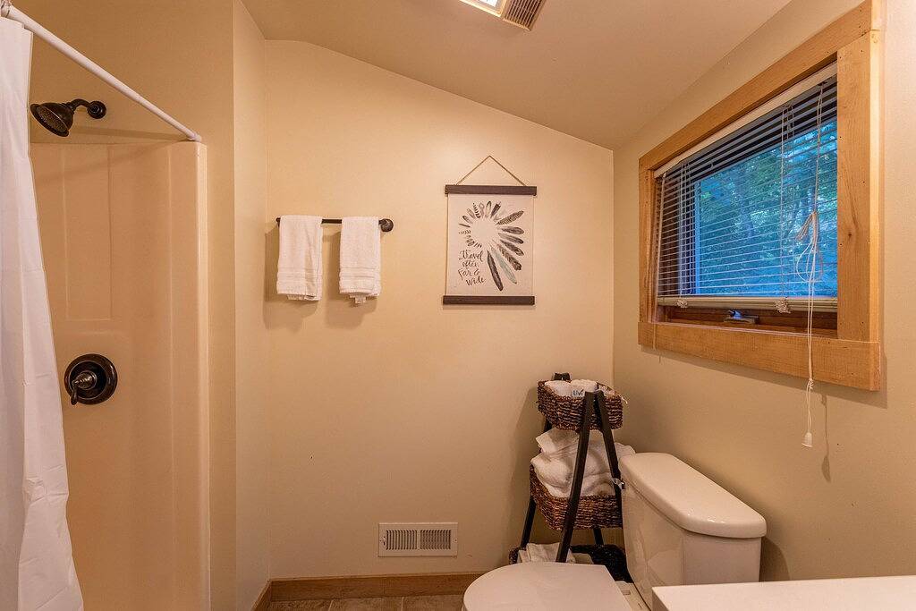 Parkway Hideout - privacy, hot tub, views, pool table close to Boone and Blowing Rock in Blue Ridge Parkway, Aho