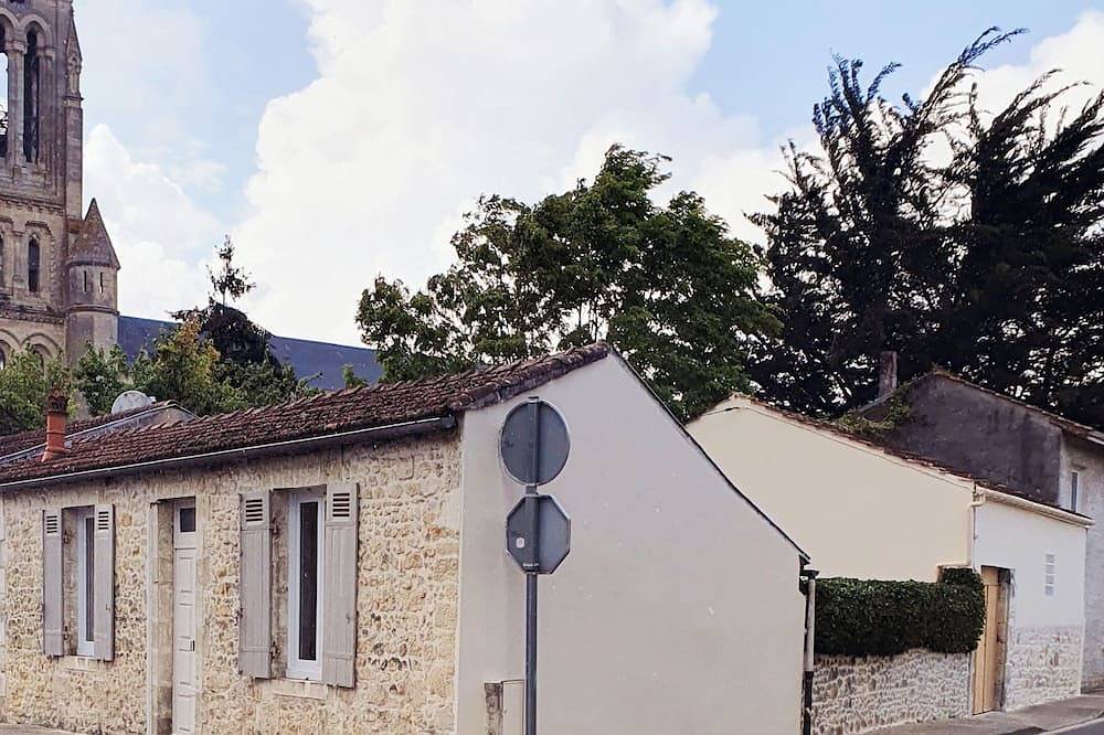 La Maison de Jeanne entièrement indépendante, en ville dans secteur calme in Lesparre-Médoc, Parc naturel régional du Médoc
