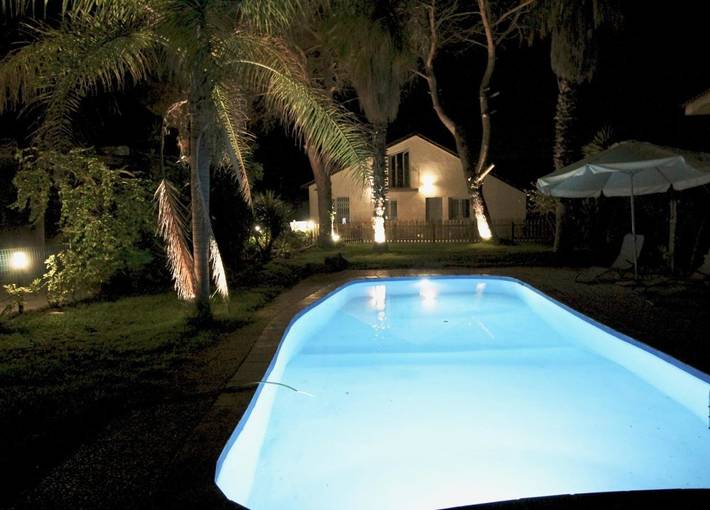 Gîte pour 4 personnes, avec piscine ainsi que vue et jardin, adapté aux familles à Agnone Bagni - 2