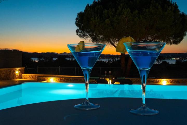 Location de vacances pour 10 personnes, avec piscine et jardin ainsi que bassin pour enfant et jacuzzi, adapté aux familles à Porto Heli - 2