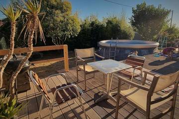 Gîte pour 2 personnes, avec vue ainsi que piscine et jardin à Saint-Pargoire