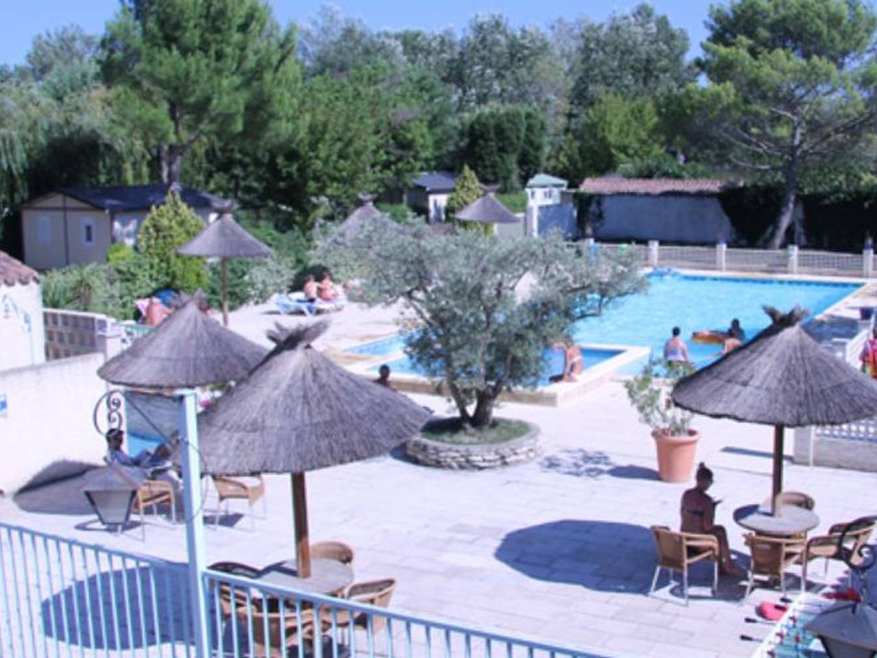 Moderna casa móvil con piscina y terraza, a 1 km de Verquières in Noves, Region de Arles