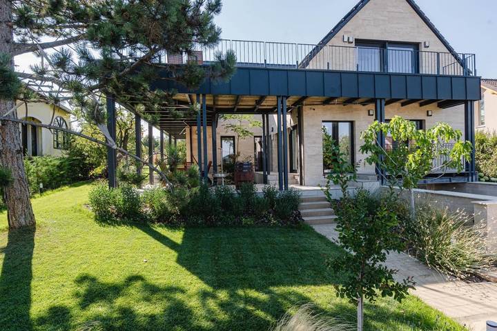 Ferienwohnung für 8 Personen, mit Balkon und Terrasse sowie Whirlpool und Garten in Balatonalmadi
