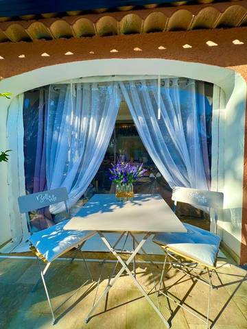 Gîte pour 2 personnes, avec piscine ainsi que jardin et terrasse à Flayosc