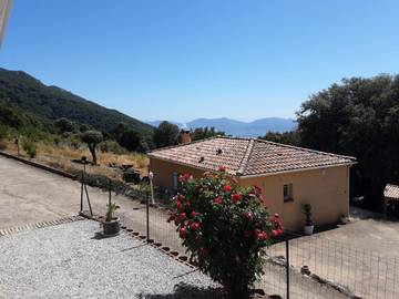 Location de vacances pour 4 personnes, avec vue et jardin à Casalabriva