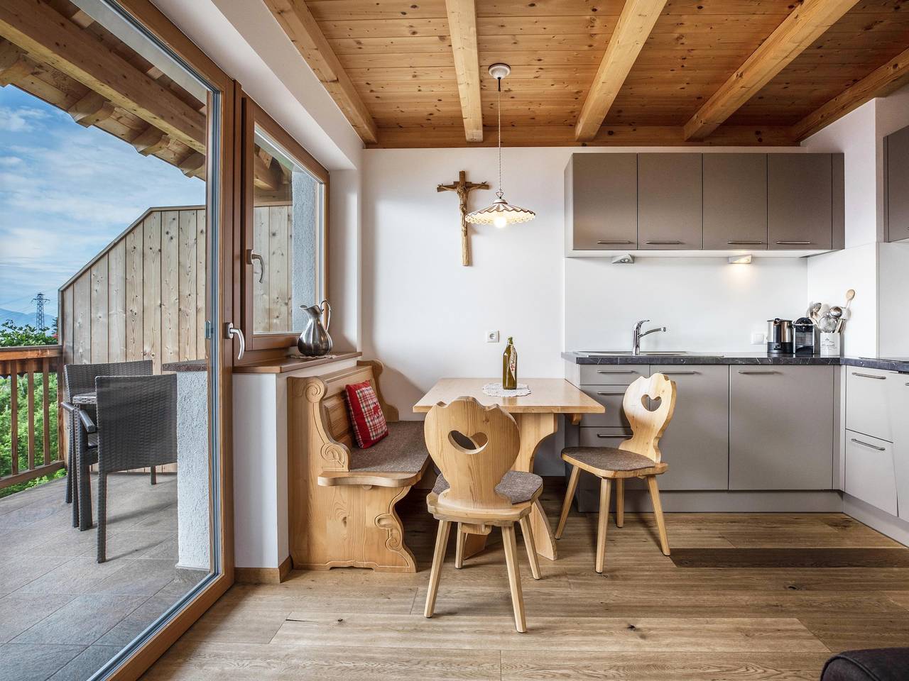 Entire apartment, Holiday Apartment 'Wernerhof Fewo Rosela' with Mountain View, Shared Garden and Wi-Fi in Glaning, Jenesien