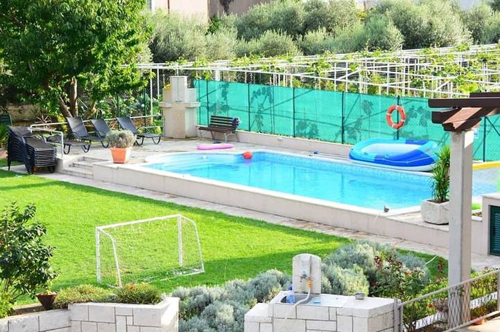 Ferienhaus für 5 Personen, mit Garten und Pool sowie Balkon
