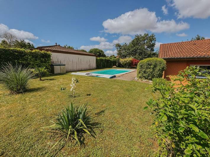 Gîte pour 2 personnes, avec Terrasse et Jardin ainsi que Piscine et Vue à Biziat