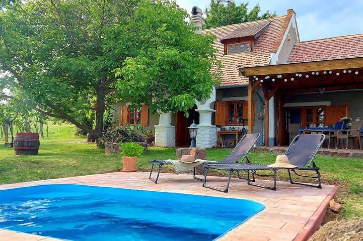 Ferienhaus für 6 Personen, mit Pool und Sauna sowie Garten