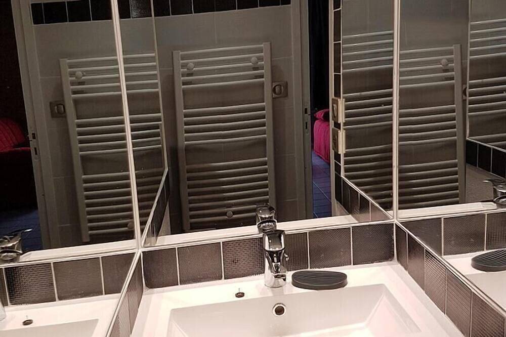 Entire apartment, Wifi, terrace, parking, tv, ski locker, 29m², Le Collet d'Allevard in Allevard, Isère